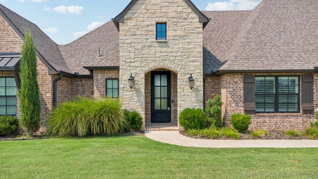 6270 N Creekwood Drive, Owasso, OK 74055