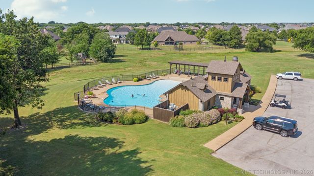 6270 N Creekwood Drive, Owasso, OK 74055