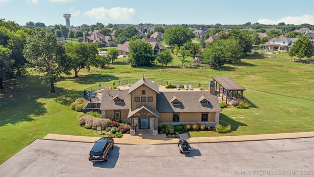 6270 N Creekwood Drive, Owasso, OK 74055