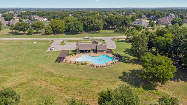 6270 N Creekwood Drive, Owasso, OK 74055
