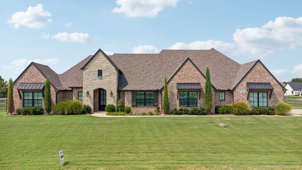 6270 N Creekwood Drive, Owasso, OK 74055