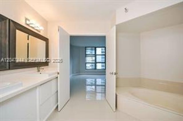 19195 NE 36th Ct 905, Aventura, FL 33180
