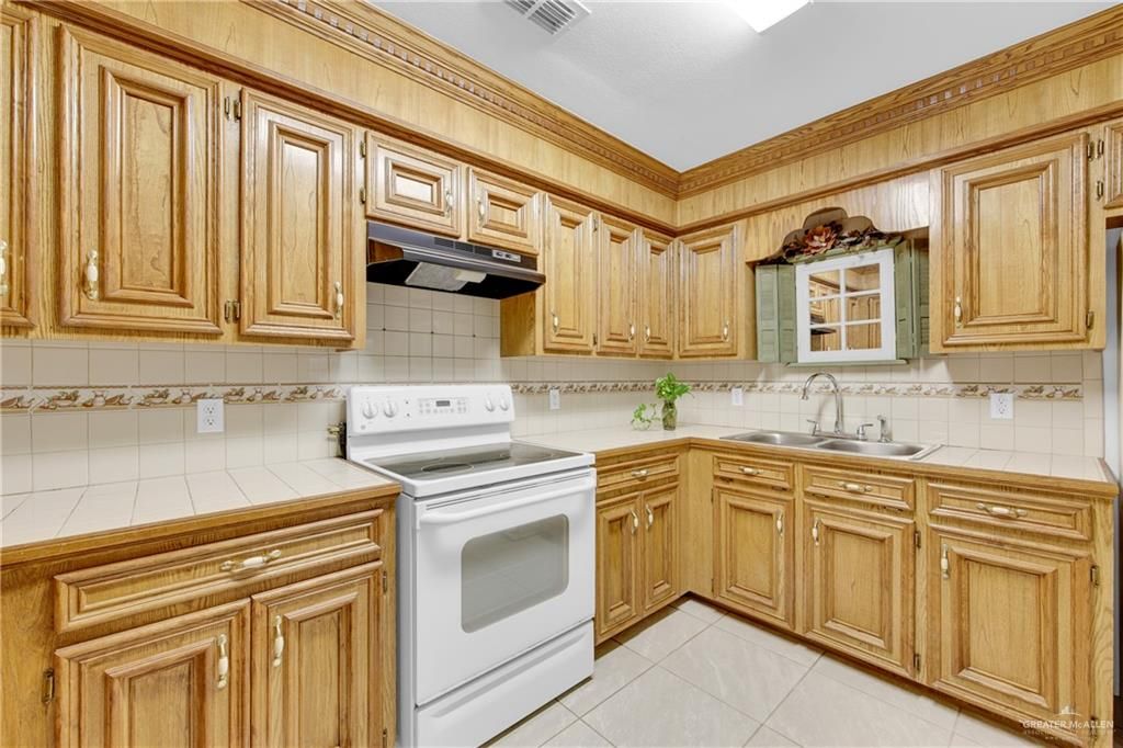 Image 13 of property listing at 211 Dove Street, San Juan, TX 78589