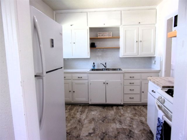 1902 W Dry Street, San Saba, TX 76877