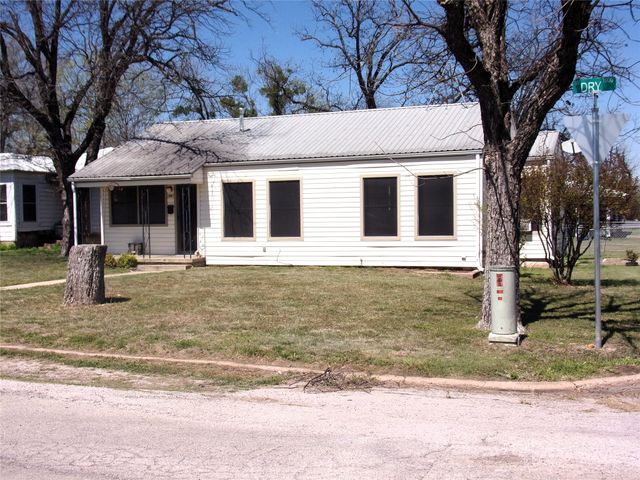 1902 W Dry Street, San Saba, TX 76877