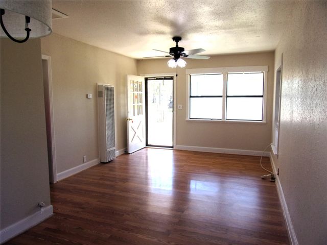 1902 W Dry Street, San Saba, TX 76877