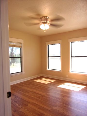 1902 W Dry Street, San Saba, TX 76877