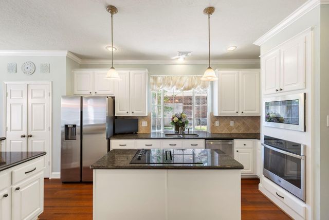 63 Driftoak Circle, The Woodlands, TX 77381