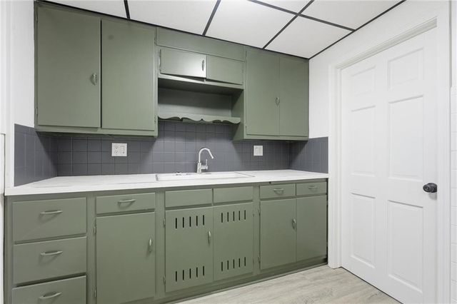 1229 W White Oak Avenue, Independence, MO 64050