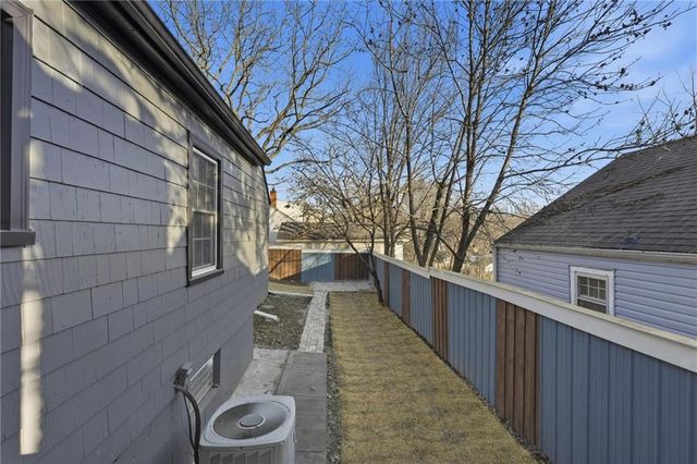 1229 W White Oak Avenue, Independence, MO 64050