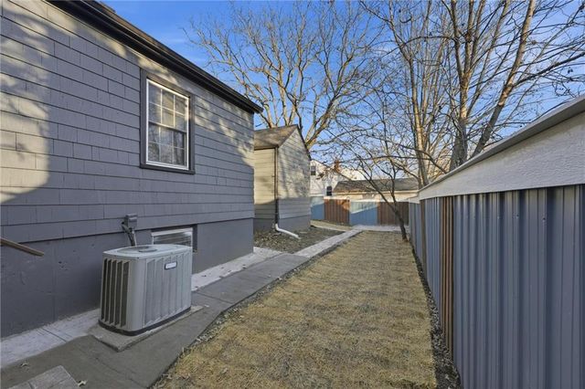 1229 W White Oak Avenue, Independence, MO 64050