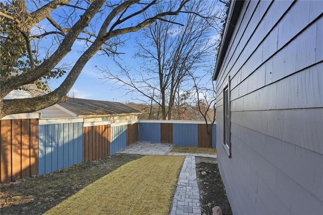 1229 W White Oak Avenue, Independence, MO 64050