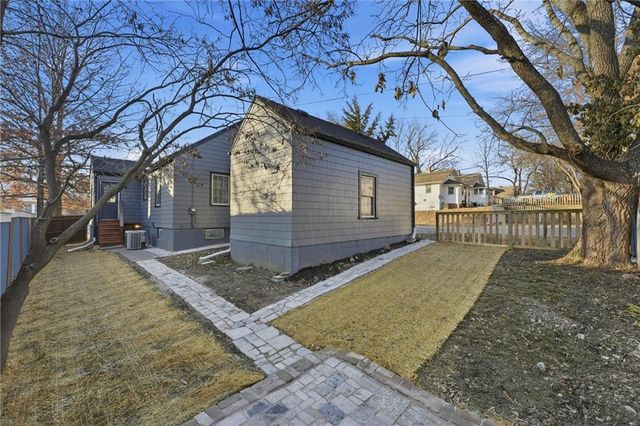 1229 W White Oak Avenue, Independence, MO 64050