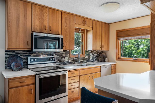 2929 Lake Elmo Avenue N, Lake Elmo, MN 55042