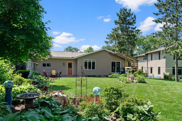 2929 Lake Elmo Avenue N, Lake Elmo, MN 55042