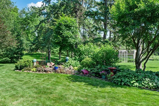 2929 Lake Elmo Avenue N, Lake Elmo, MN 55042