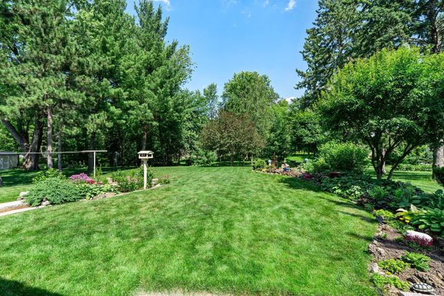 2929 Lake Elmo Avenue N, Lake Elmo, MN 55042