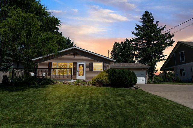 2929 Lake Elmo Avenue N, Lake Elmo, MN 55042