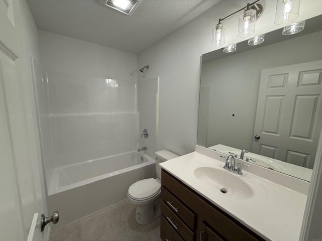 3335 Lincolnshire Road, Waterloo, IA 50701