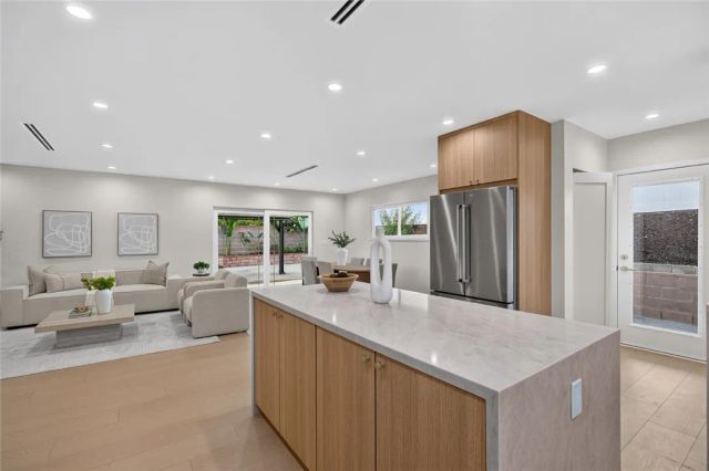 10211 Roscoe, Los Angeles, CA 91352