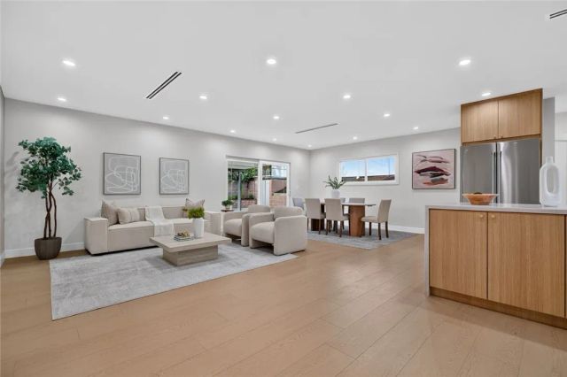 10211 Roscoe, Los Angeles, CA 91352
