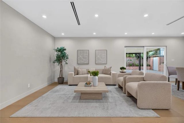 10211 Roscoe, Los Angeles, CA 91352