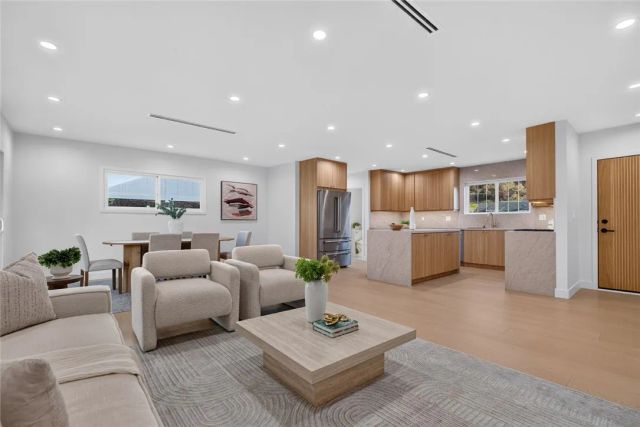 10211 Roscoe, Los Angeles, CA 91352