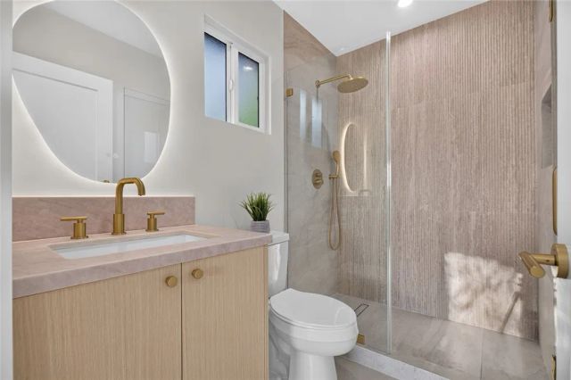10211 Roscoe, Los Angeles, CA 91352
