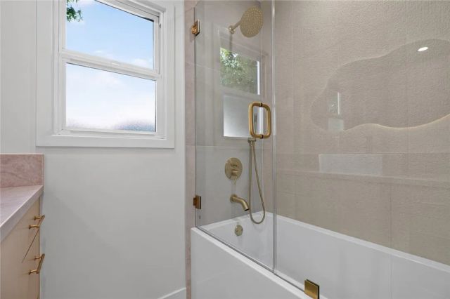 10211 Roscoe, Los Angeles, CA 91352