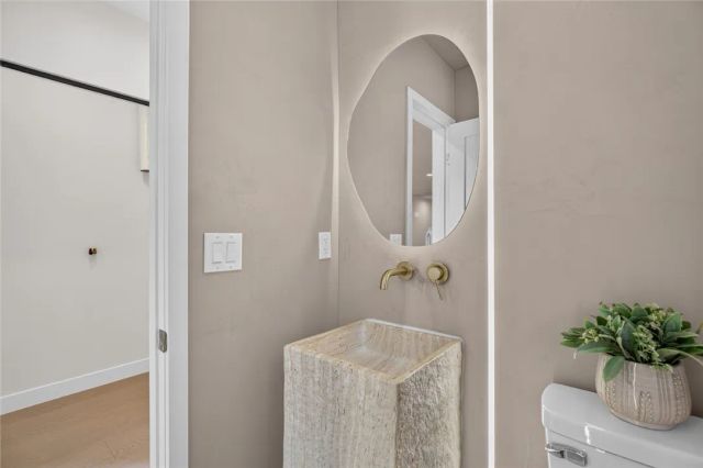 10211 Roscoe, Los Angeles, CA 91352