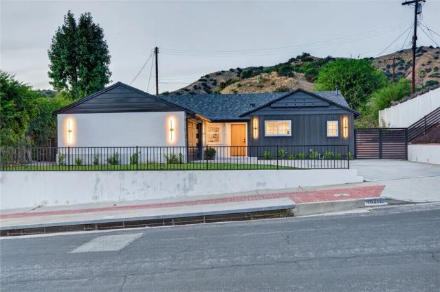10211 Roscoe, Los Angeles, CA 91352