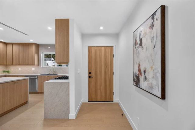 10211 Roscoe, Los Angeles, CA 91352