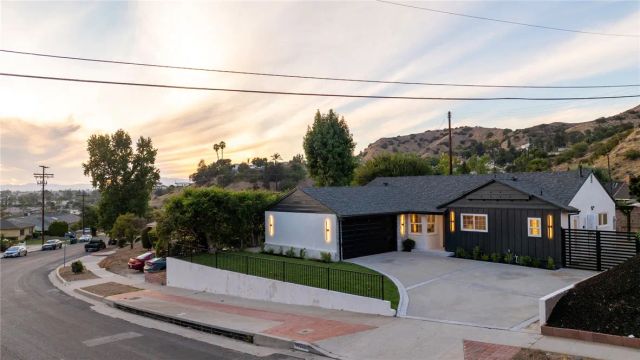 10211 Roscoe, Los Angeles, CA 91352