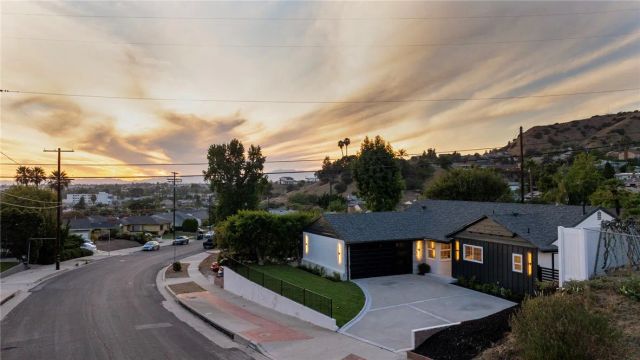 10211 Roscoe, Los Angeles, CA 91352