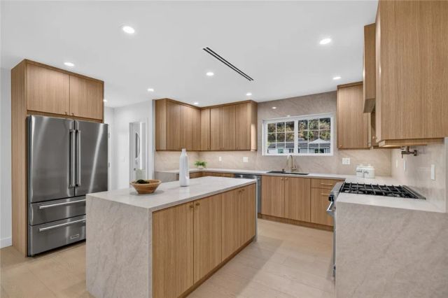 10211 Roscoe, Los Angeles, CA 91352