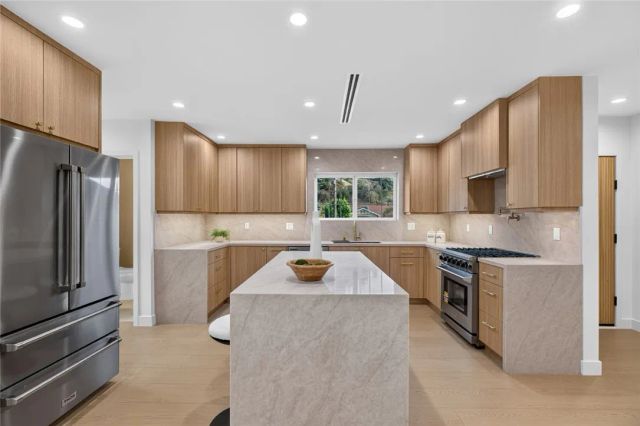 10211 Roscoe, Los Angeles, CA 91352