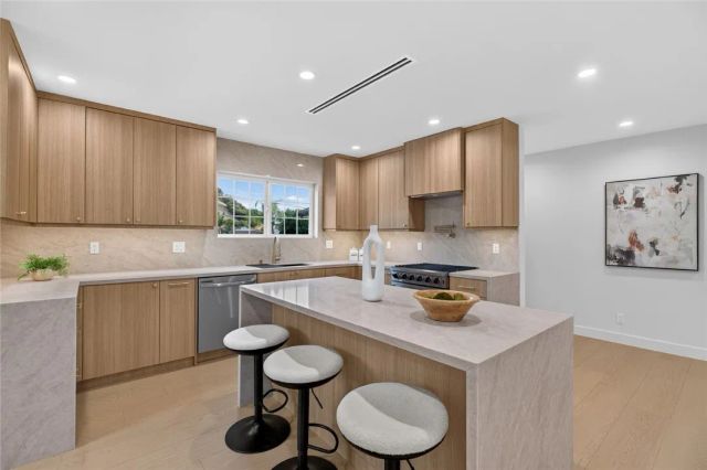 10211 Roscoe, Los Angeles, CA 91352