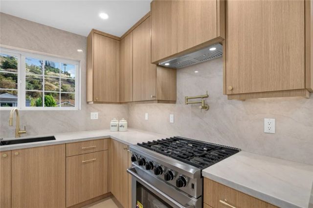 10211 Roscoe, Los Angeles, CA 91352