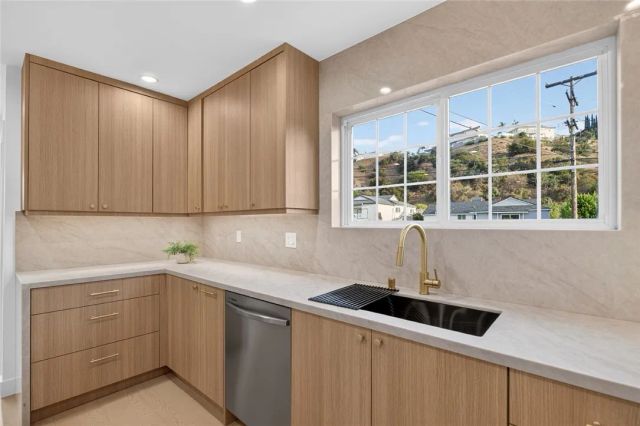 10211 Roscoe, Los Angeles, CA 91352