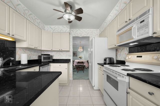 7800 W Foresthill Lane 204, Palos Heights, IL 60463