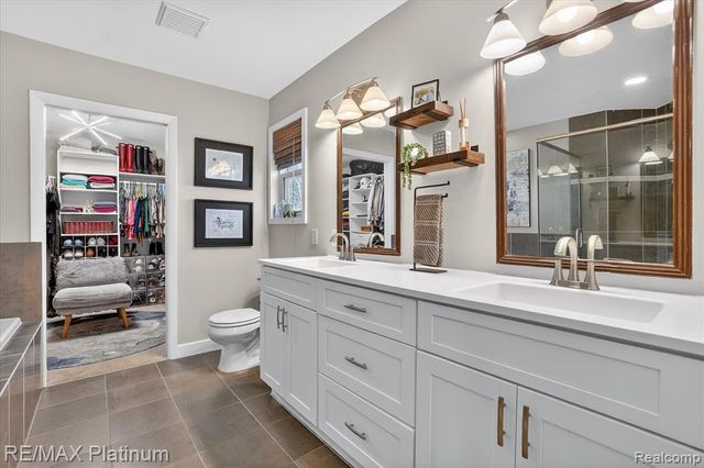 2206 Moorlands View, Howell, MI 48855