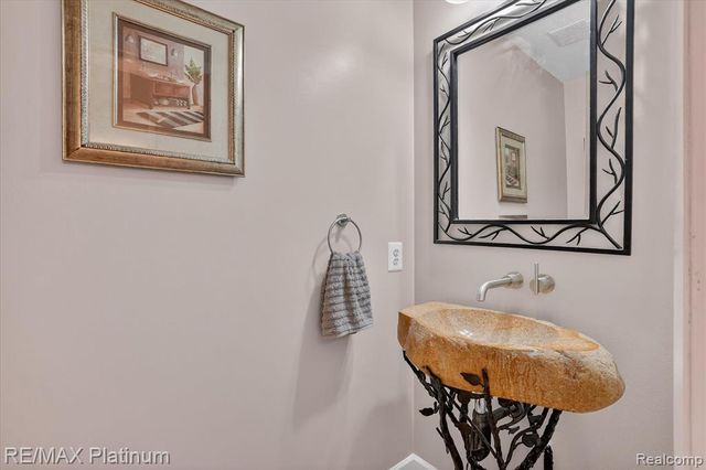 2206 Moorlands View, Howell, MI 48855