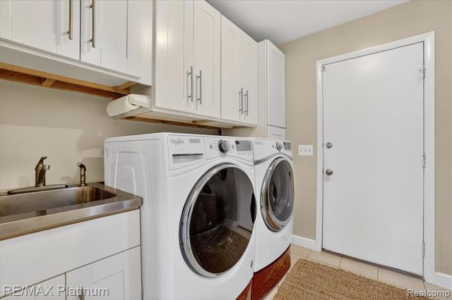 2206 Moorlands View, Howell, MI 48855