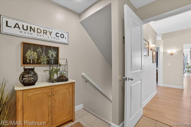 2206 Moorlands View, Howell, MI 48855