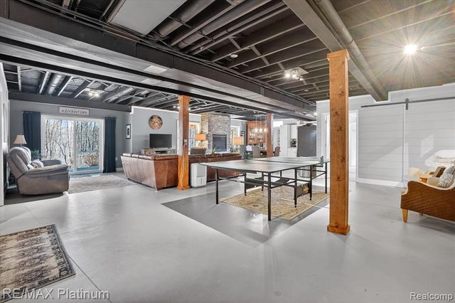 2206 Moorlands View, Howell, MI 48855