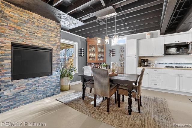 2206 Moorlands View, Howell, MI 48855