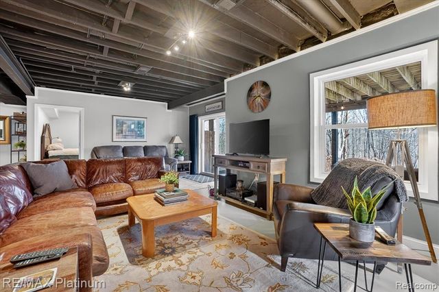 2206 Moorlands View, Howell, MI 48855