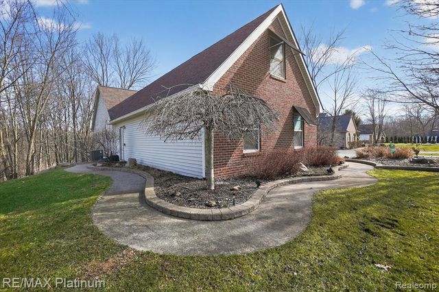 2206 Moorlands View, Howell, MI 48855