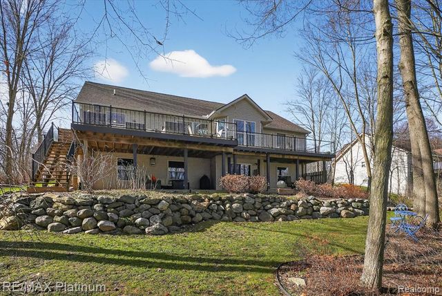 2206 Moorlands View, Howell, MI 48855