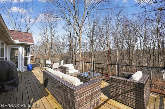 2206 Moorlands View, Howell, MI 48855